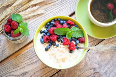 Sağlıklı kahvaltı - çilek ile yulaf ezmesi 