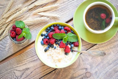 Sağlıklı kahvaltı - çilek ile yulaf ezmesi 