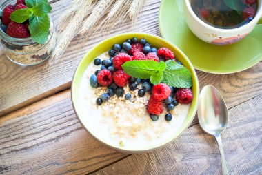 Sağlıklı kahvaltı - çilek ile yulaf ezmesi 