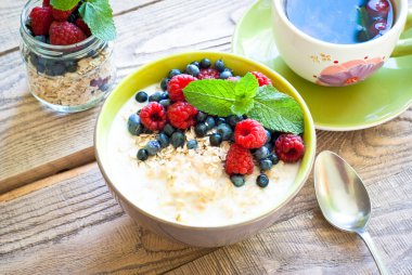 Sağlıklı kahvaltı - çilek ile yulaf ezmesi 