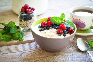 Sağlıklı kahvaltı - çilek ile yulaf ezmesi 