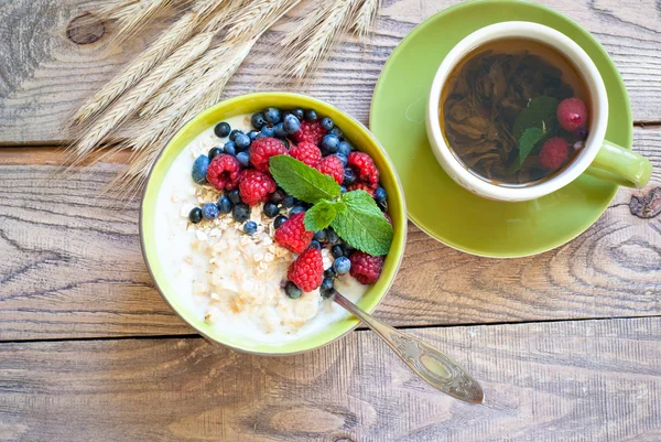 Healthy breakfast - oatmeal with berries — Stock Photo, Image