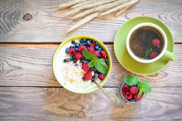 건강 한 아침 식사-딸기와 오트밀 — 스톡 사진