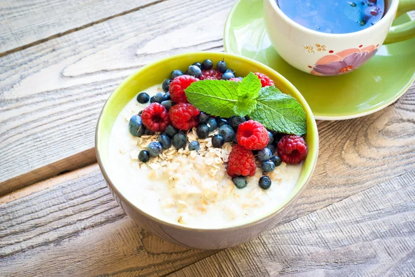 Здоровый завтрак - овсянка с ягодами — стоковое фото