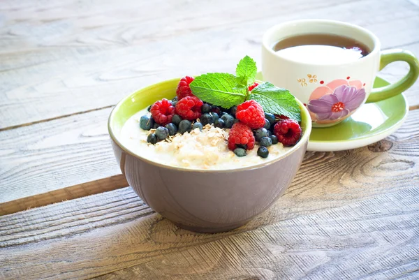 Sağlıklı kahvaltı - çilek ile yulaf ezmesi 