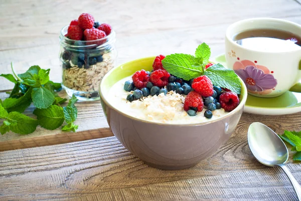 Здоровий сніданок - вівсянка з ягодами — стокове фото