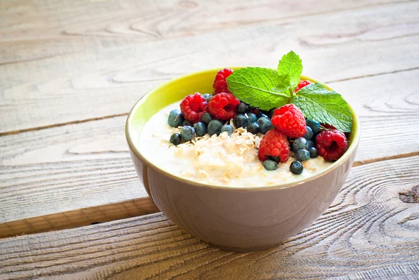 Здоровый завтрак - овсянка с ягодами — стоковое фото