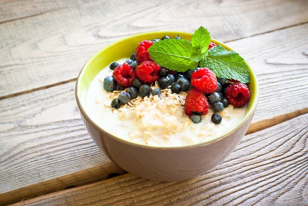 Hälsosam frukost - havregrynsgröt med bär — Stockfoto