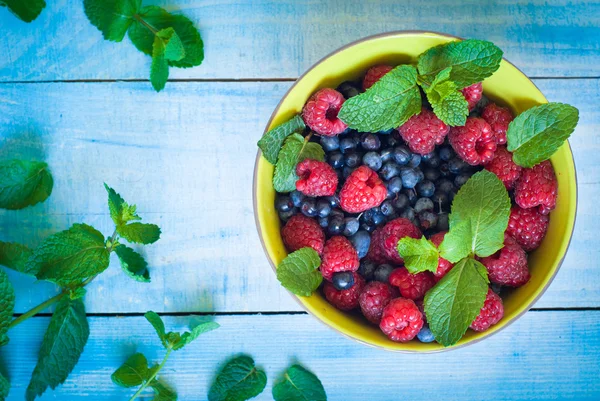 Blueberries and strawberries — Stock Photo, Image