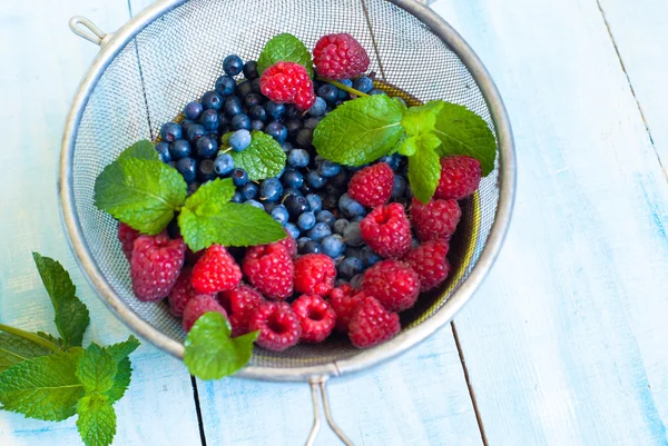 Blueberries and strawberries — Stock Photo, Image