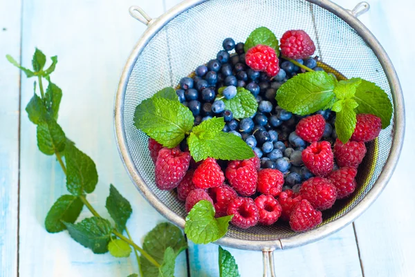Blueberries and strawberries — Stock Photo, Image
