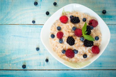 Farklı meyveleri ile yulaf ezmesi