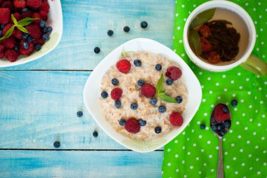 Farklı meyveleri ile yulaf ezmesi