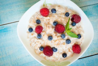 Farklı meyveleri ile yulaf ezmesi