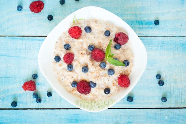 Harina de avena con diferentes bayas — Foto de Stock