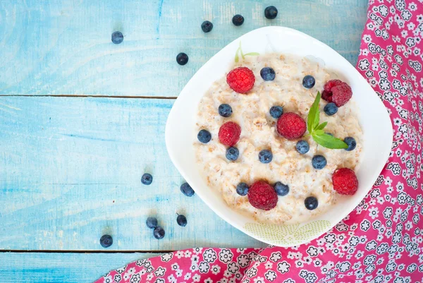 Harina de avena con diferentes bayas — Foto de Stock