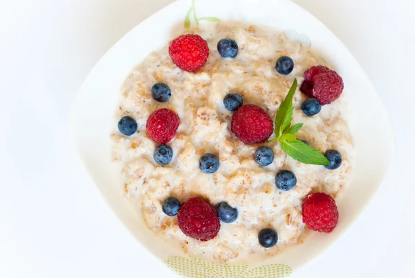 Farklı meyveleri izole yulaf ezmesi