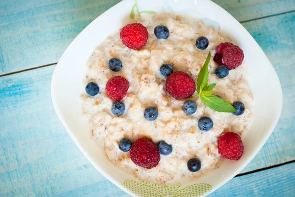 Farklı meyveleri ile yulaf ezmesi