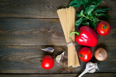 Makarna pişirmek için malzemeler.