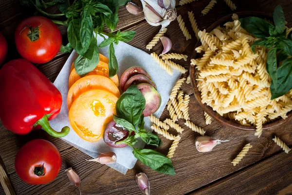 Ingredients for cooking pasta — Stock Photo, Image