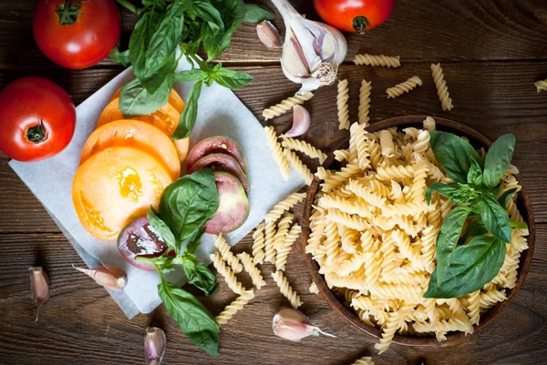 Ingredients for cooking pasta — Stock Photo, Image