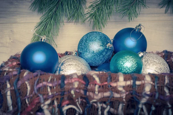 Μπλε Χριστούγεννα μπάλες στο καλάθι — Φωτογραφία Αρχείου