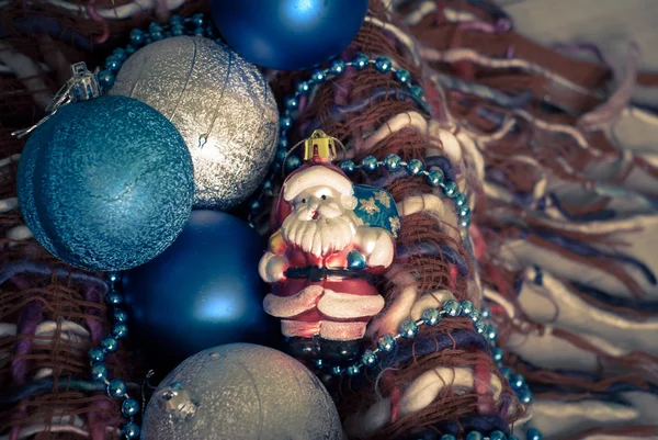 かごの中の青いクリスマス ボール — ストック写真