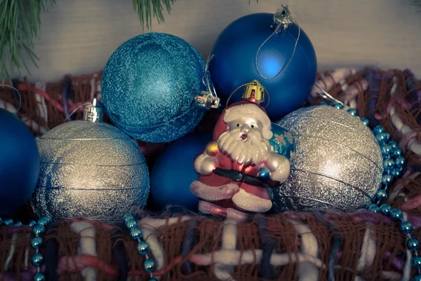 Weihnachtsblaue Kugeln im Korb — Stockfoto