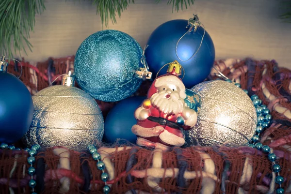 Bolas azuis de Natal na cesta — Fotografia de Stock