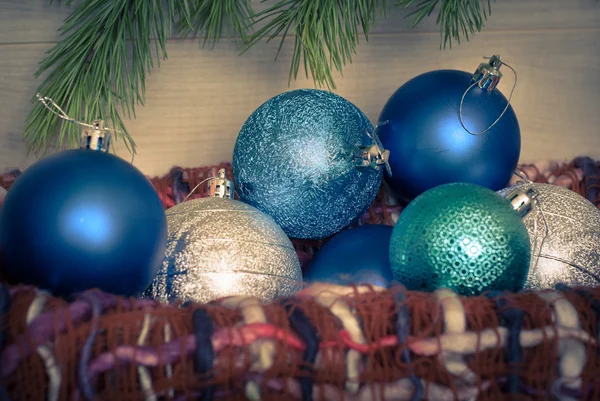 Weihnachtsblaue Kugeln im Korb — Stockfoto