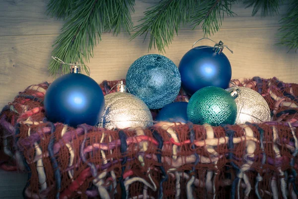 Bolas azules de Navidad en la cesta —  Fotos de Stock