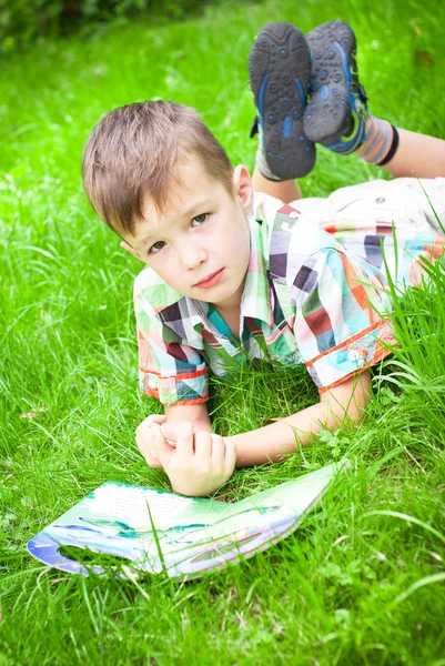 小さな男の子読書本 — ストック写真