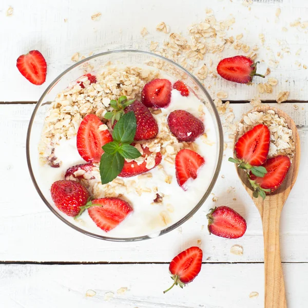 Hemgjord yoghurt med jordgubbar — Stockfoto