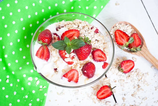 Hjemmelavet yoghurt med jordbær - Stock-foto