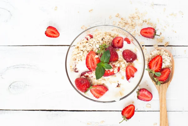 Hemgjord yoghurt med jordgubbar — Stockfoto