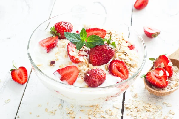 Yogurt fatto in casa con fragola — Foto Stock