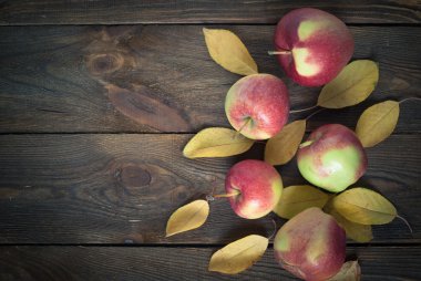 Kırmızı sonbahar elma 