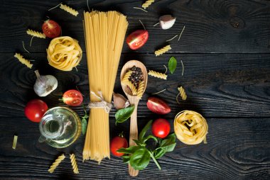 İtalyan makarnası pişirmek için gerekli malzemeler
