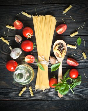 İtalyan makarnası pişirmek için gerekli malzemeler