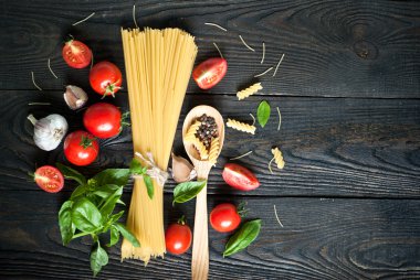 İtalyan makarnası pişirmek için gerekli malzemeler