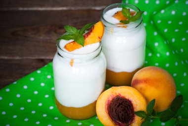 şeftali reçeli ile yoğurt