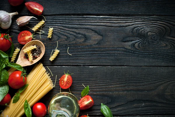 İtalyan makarnası pişirmek için gerekli malzemeler — Stok fotoğraf