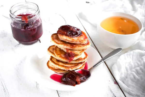Pancakes with plum jam — Stock Photo, Image