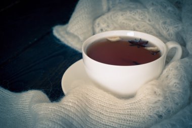 Kış siyah çay ile baharat