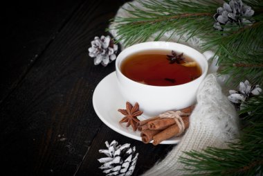 Kış siyah çay ile baharat
