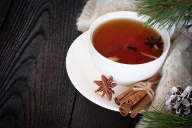 Kış siyah çay ile baharat