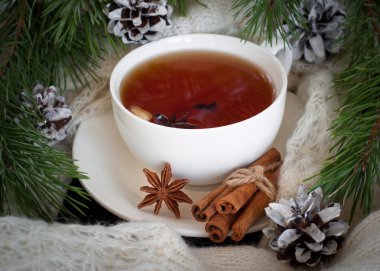 Kış siyah çay ile baharat