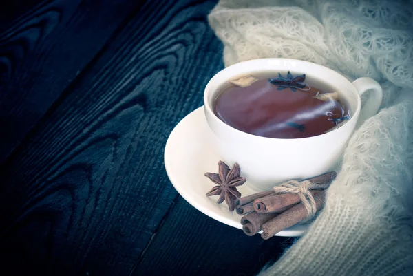 Schwarzer Tee mit Gewürzen — Stockfoto