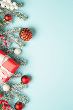 Noel arkaplanı düzdü. Kırmızı ve altın noel süsü tasarım için yer var..