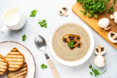 Beyaz mutfak masasında mantar çorbası püresi. Sağlıklı vejetaryen yemeği. Dizayn için alanı olan düz uzandı.